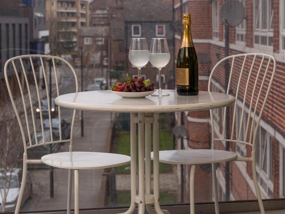 Central Tower Bridge Apartment London Rum bild